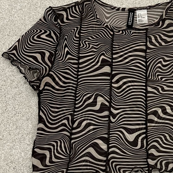 SWIRL DESIGN CROP TOP - Picture 3 of 6